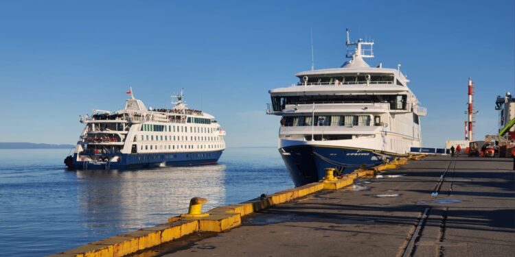 Cruceros Stella Australis y Ventus Australis concretan su primera recalada simultánea de la temporada en Punta Arenas.