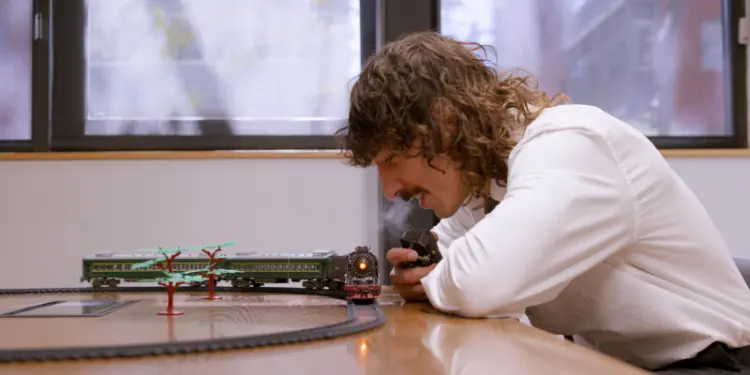 Los jugadores del Real Betis, locos los trenes en la nueva campaña de Trainline