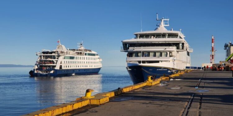 Cruceros Stella Australis y Ventus Australis realizan su primera recalada simultánea de la temporada en Punta Arenas
