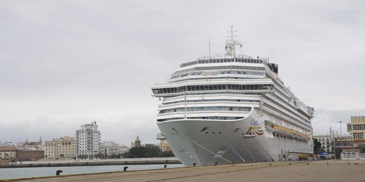 Los cruceros en el puerto de Cádiz sumarán 43 escalas y unos 63.000 pasajeros en octubre · Cadiznoticias