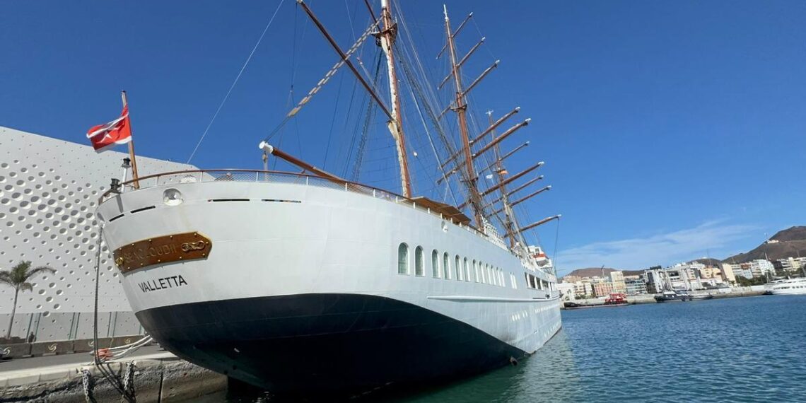 El ‘Sea Cloud II’, el velero que ofrece cruceros de lujo por el archipiélago, en una de sus escalas en el Puerto de Las Palmas