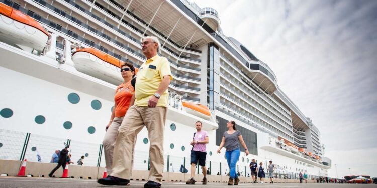 Imagen de archivo de turistas de un crucero en València.