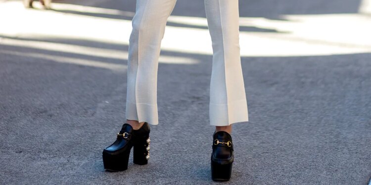 Los mocasines de plataforma vuelven a las tendencias para lucir con jeans acampanados en octubre 2026