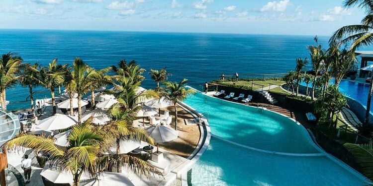 Los viajeros quieren que la IA vigile precios de hotel, no planifique viajes, según un estudio