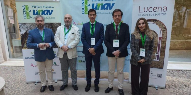 Autoridades y organizadores del foro nacional de turismo UNAV celebrado en Lucena.