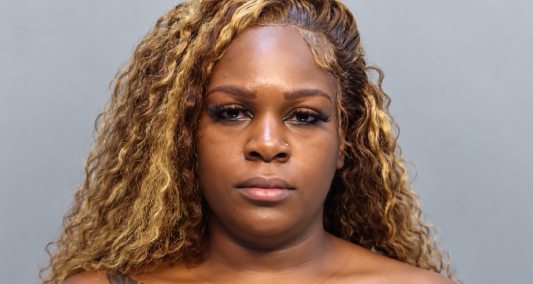 Madre fue arrestada tras dejar solos a sus cuatro hijos mientras estaba en un crucero