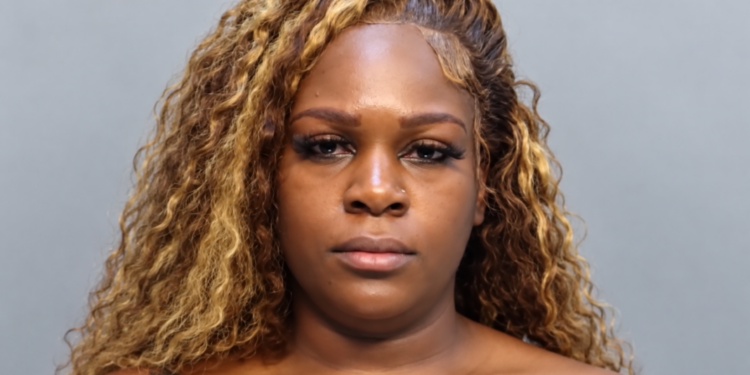Madre fue arrestada tras dejar solos a sus cuatro hijos mientras estaba en un crucero