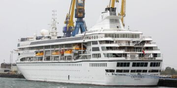 Unos 200 pasajeros de un crucero de lujo, abandonados en Camboya porque la empresa se quedó sin dinero