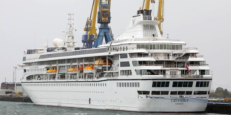 Unos 200 pasajeros de un crucero de lujo, abandonados en Camboya porque la empresa se quedó sin dinero