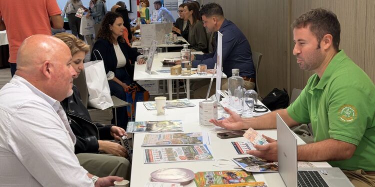 Más de 40 agencias de viajes de Murcia conocen la oferta familiar de la Comunitat Valenciana