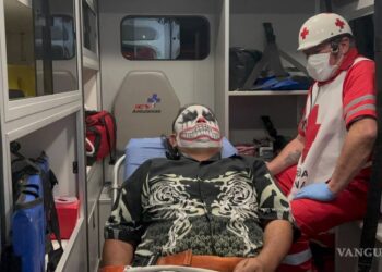 Motociclista embiste a payaso de crucero, en Saltillo