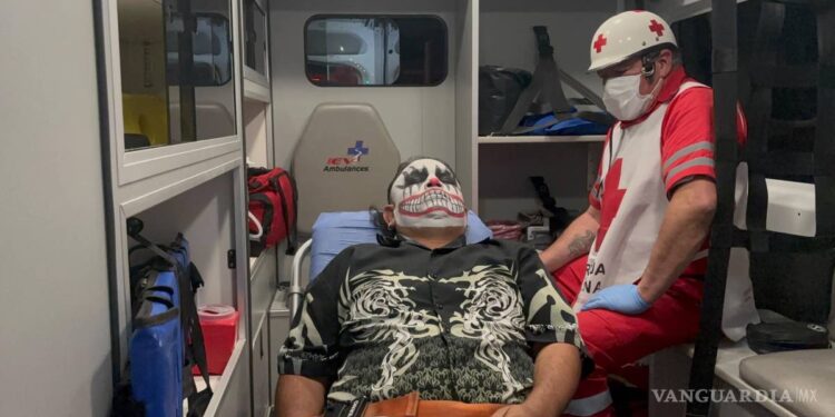 Motociclista embiste a payaso de crucero, en Saltillo