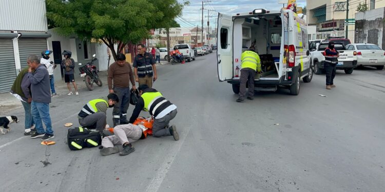 Motociclista herido al estrellarse en auto en el crucero del 5-Carrera Torres.