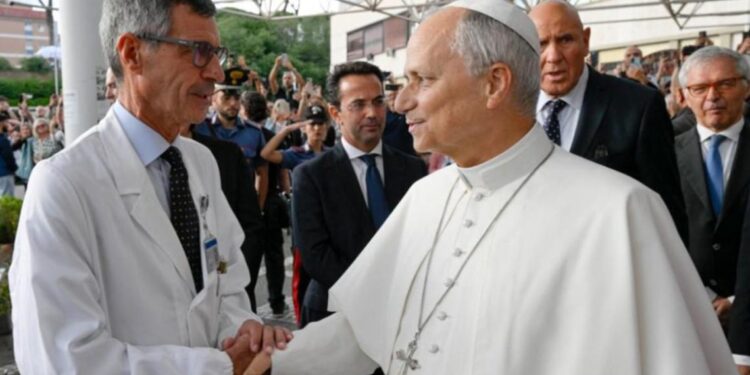 "No hay motivos clínicos para que el Papa no haga viajes en avión", dijo el cirujano que lo operó