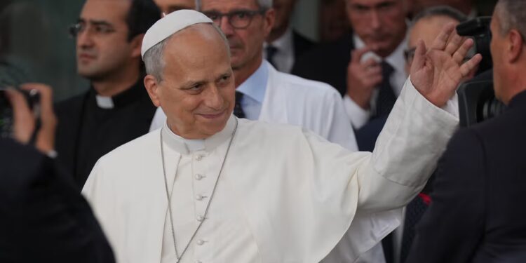 El papa León XIV llega a España y es recibido por 130,000 fieles; se reunirá con inmigrantes y víctimas de abusos
