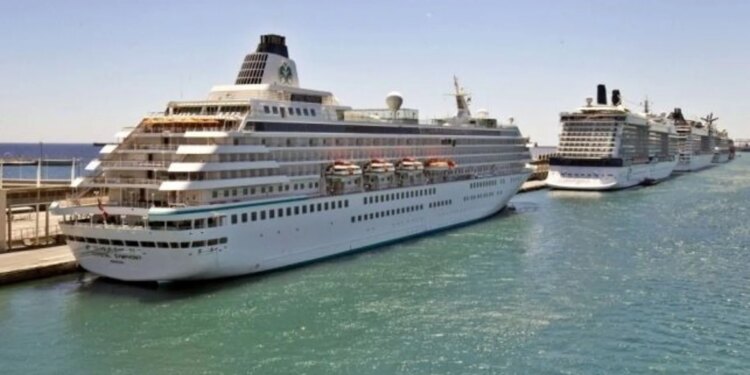 Los pasajeros de un crucero de lujo que realiza un viaje alrededor del mundo queda varado en Camboya debido al encarecimiento del combustible: "Sentimos que nuestro sueño se había hecho añicos"
