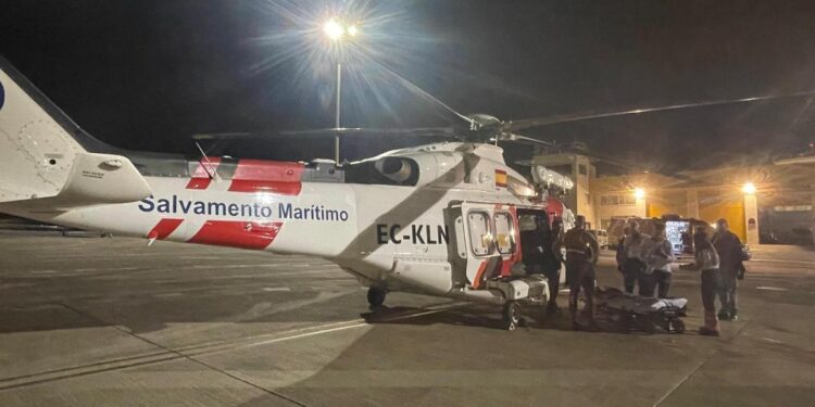 Evacuación de una pasajera por parte de Salvamento Marítimo.
