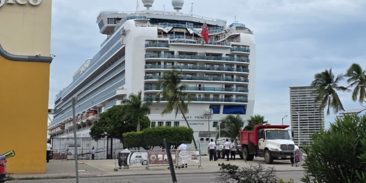 Ordenan cierre total a la navegación en Puerto Vallarta, por Trudy; alcanzo a arribar un crucero
