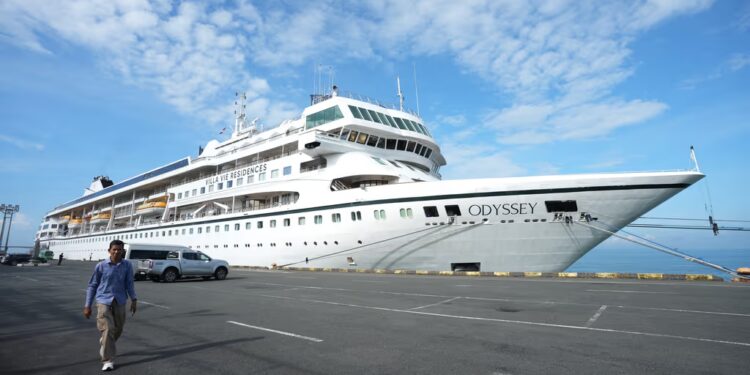El crucero que prometía ser su hogar quedó varado en Camboya