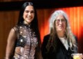 Pantalones wide leg con zapatos pumps: Dua Lipa luce elegante con el look en tendencia de otoño 2026