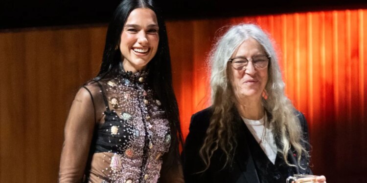 Pantalones wide leg con zapatos pumps: Dua Lipa luce elegante con el look en tendencia de otoño 2026