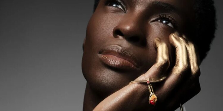 Pat McGrath colabora con Pandora y encuentra en la joyería un nuevo lienzo para explorar el color este otoño 2026