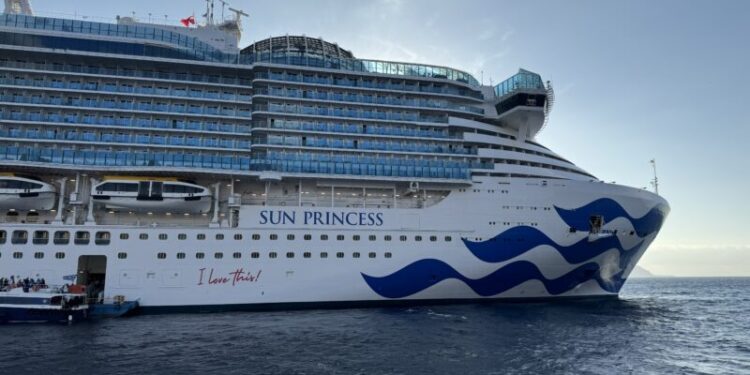 Sun Princess fondeado en Santorini. - Sun Princess nombrado megacrucero # 1 nuevamente