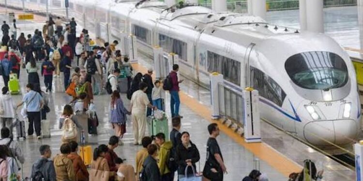 Viajes de pasajeros en tren en China alcanzan récord diario