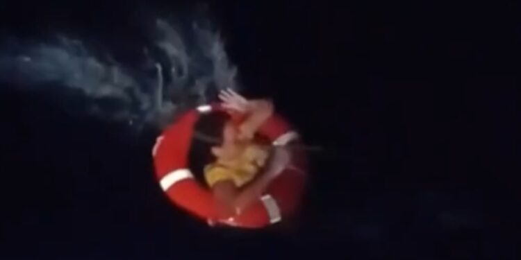 Video capta rescate de salvadoreña que cayó al mar en Grecia