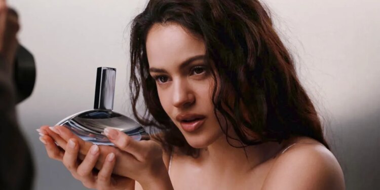 Rosalía habla de su perfume favorito de Calvin Klein, moda y cómo definir tu estilo