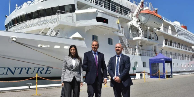Scioli se subió a un crucero que promociona Malvinas como territorio británico