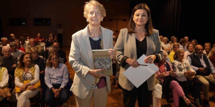 A la izquierda, la catedrática de Literatura Española en la UNED Ana María Freire López y Montserrat Ribao, ayer, en el salón de actos del MARCO.