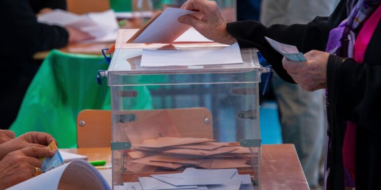 Agencias: piden a la Junta Electoral que los viajes eximan de participar en las mesas