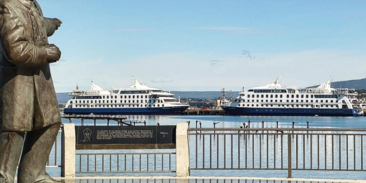 Stella Australis y Ventus Australis concretan su primera recalada simultánea de la temporada a Punta Arenas