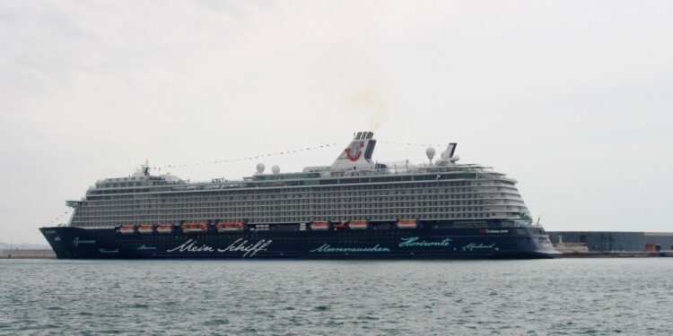 Cruises News Media Group - TUI Cruises cancela la salida de Mein Schiff 3 a Canarias tras colisionar con dos portacontenedores en Bremerhaven