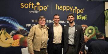 Valdir De Bortoli, Jesús Cruz y Ricardo de la Torre en Fruit Attraction 2026, durante la presentación del modelo de suministro de aguacate al retail europeo.