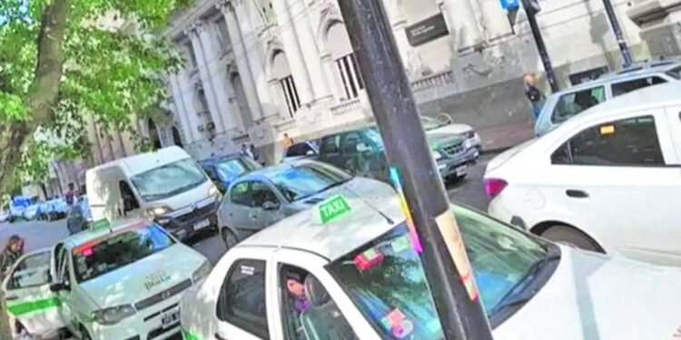 Taxis en caída libre: menos viajes y cada vez es más baja la recaudación
