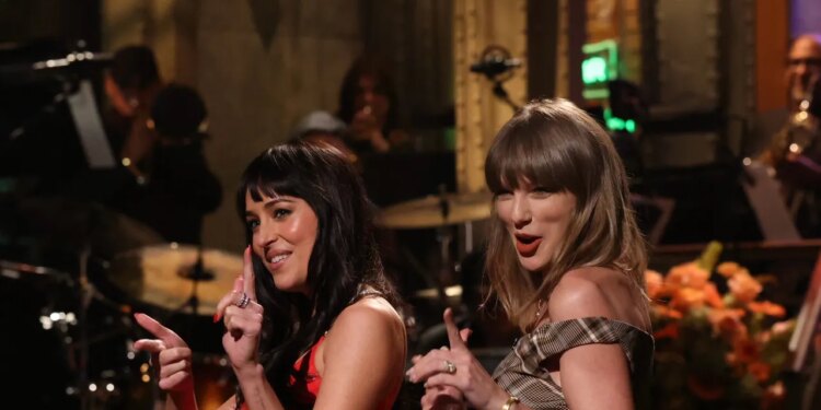 On ‘SNL,’ Taylor Swift and Dakota Johnson Prove Bestie Style Doesn’t Have to Mean Matchy-Matchy