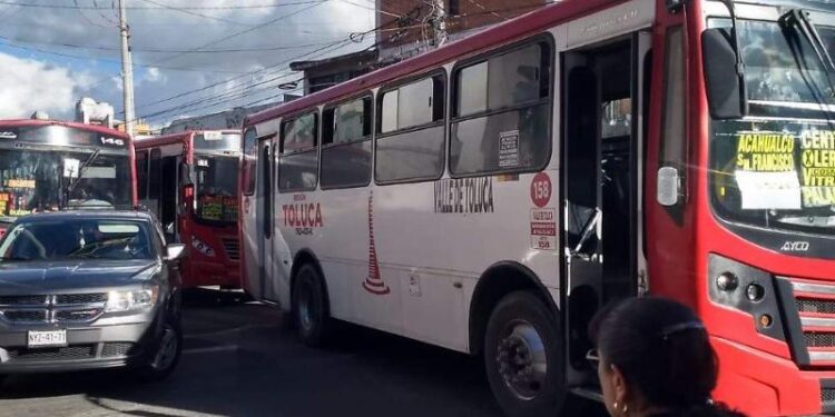 Viajes desgastantes y largos: El costo de viajar en transporte público
