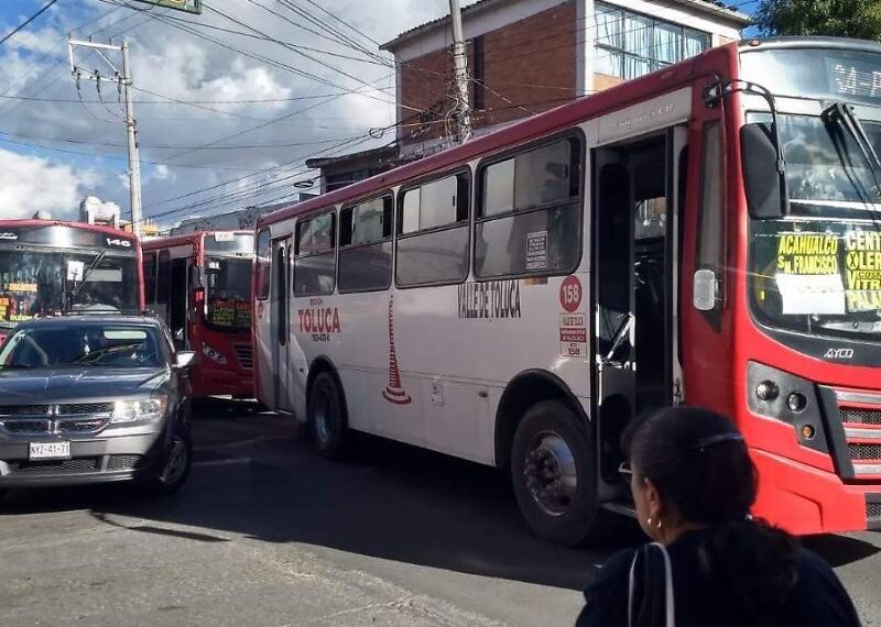 Viajes desgastantes y largos: El costo de viajar en transporte público