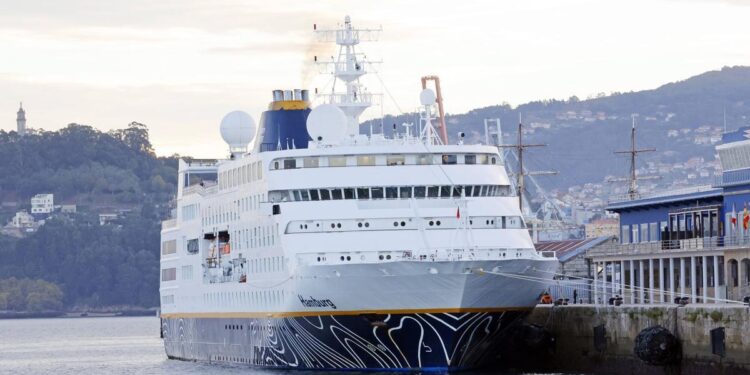El crucero alemán 'Hamburg' este sábado 10 de octubre en su regreso a Vigo.