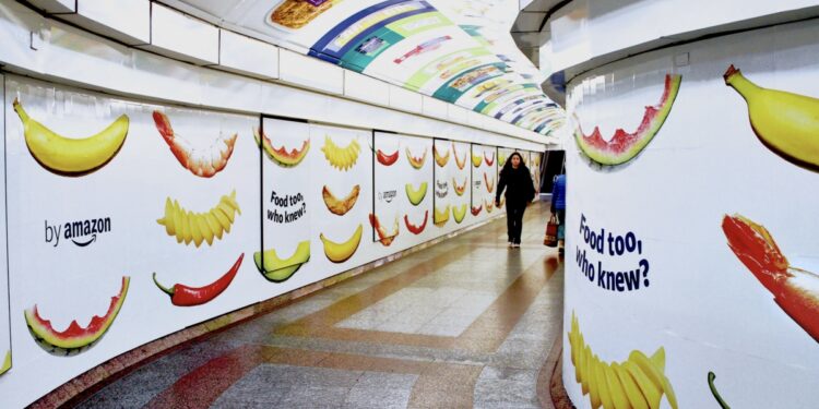 Publicidad de Amazon en el metro de Londres. -