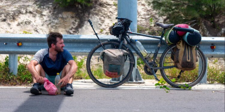 Hombre de 35 años pasó casi cuatro años recorriendo el mundo en bicicleta, atravesó 50 países y regresó a casa con otra forma de entender la vida
