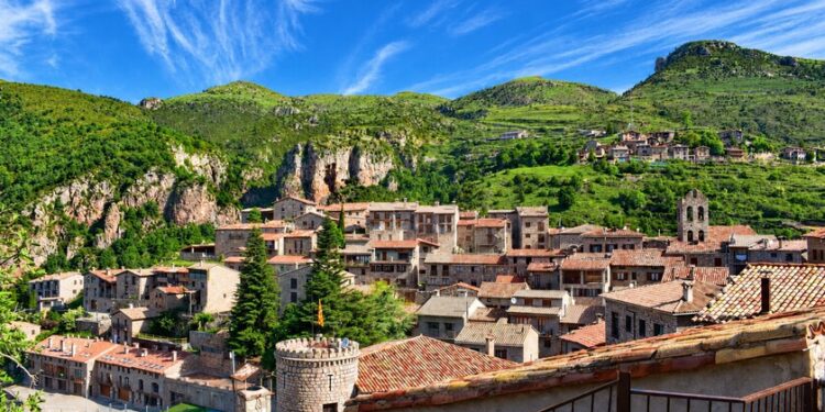 Parece Suiza, pero está en España y es mejor: calles de piedra, cascadas escondidas en bosques de otoño y un croissant gigante