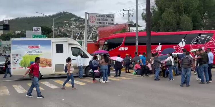 De nueva cuenta, maestros del nivel de educación indígena bloquean crucero en la capital – Entidad Noticias Oaxaca
