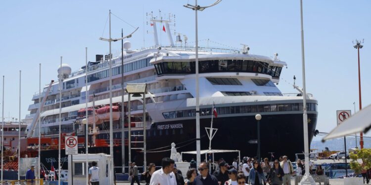 Valparaíso y San Antonio preparan refuerzo policial ante la llegada de medio centenar de cruceros y más de 35 mil turistas