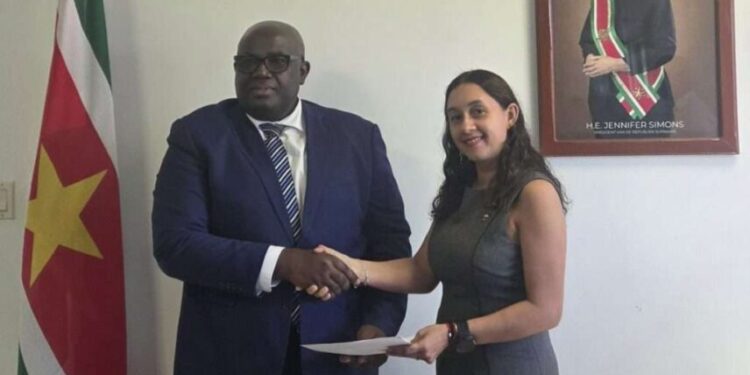 Venezuela y Suriname evalúan cooperación en materia turística