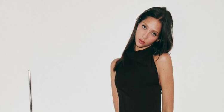 Los vestidos de fiesta de Zara que son elegantes para llevar con medias negras en otoño 2026
