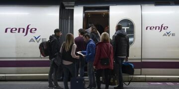 Viajes gratis en AVE para nacidos entre 1996 y 2008: requisitos y cómo conseguirlos