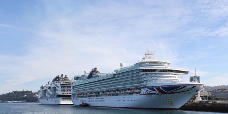 Los trasatlánticos Ventura y MSC Virtuosa atracaron este jueves en el Puerto de Vigo